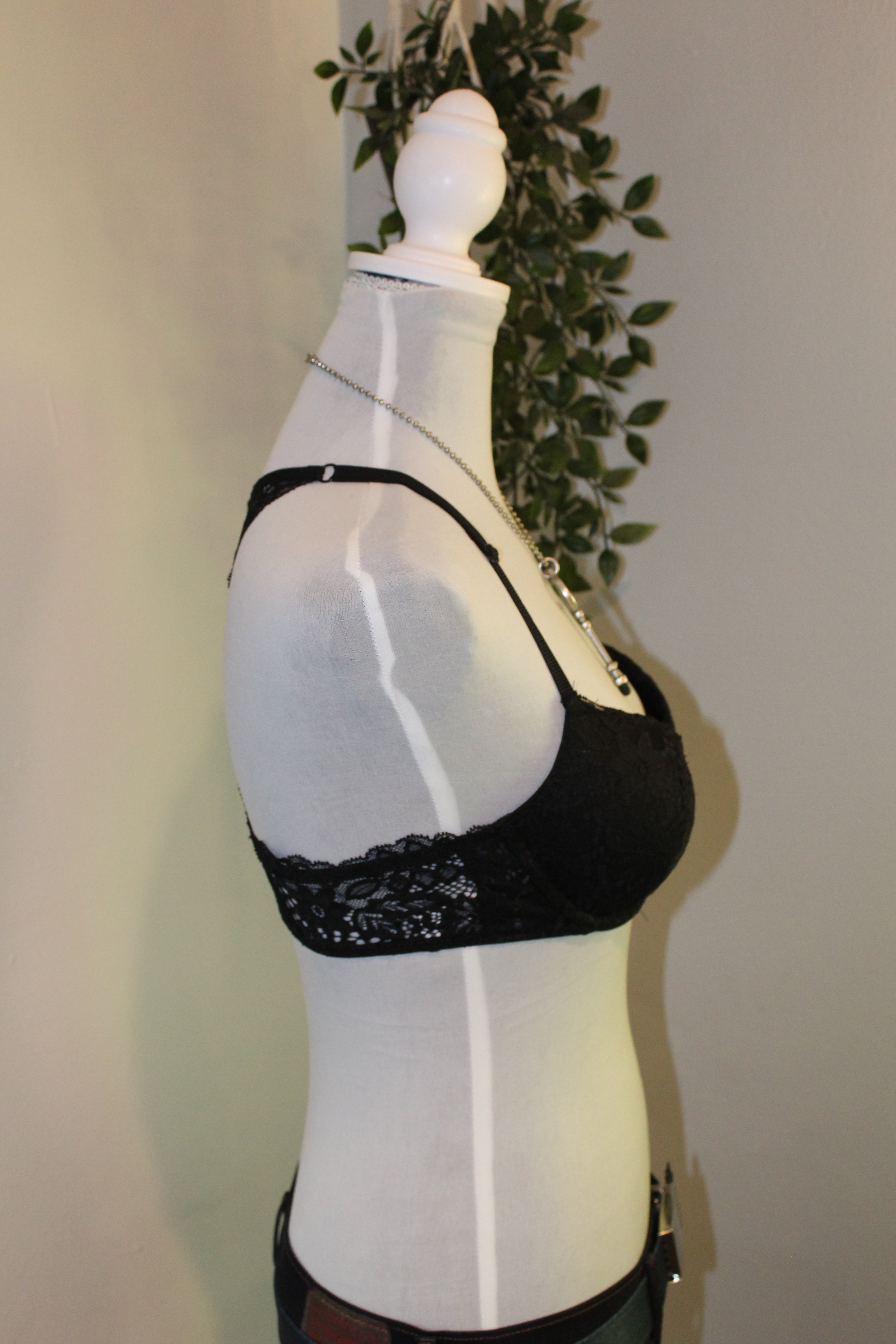 Black Lace Front-Closure Racerback Bra